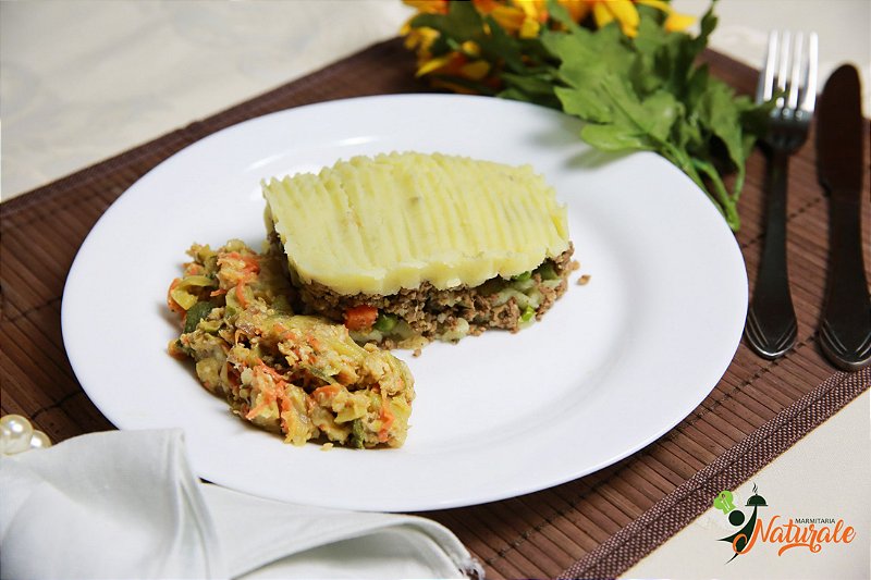 FIT15/37 - Escondidinho de carne moída com purê de batata doce, abobrinha com cenoura e aveia refogados