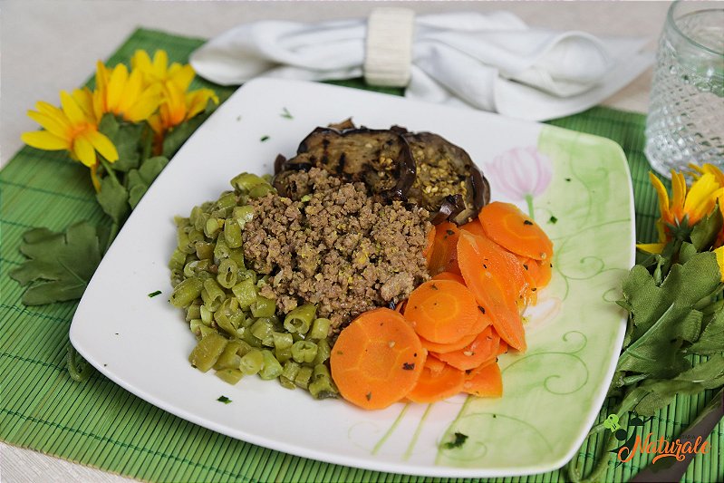 BC03/17 - Carne de patinho moída e refogada, cenoura, vagem refogados ao azeite, alho e berinjela picante