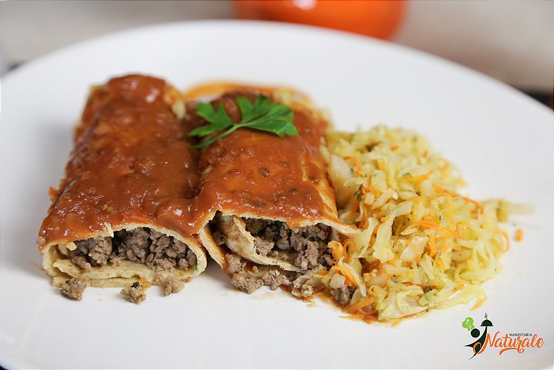 M03 - 2 Panquecas com carne de patinho moído ao sugo + repolho com filetes de cenoura refogados ao azeite e alho.