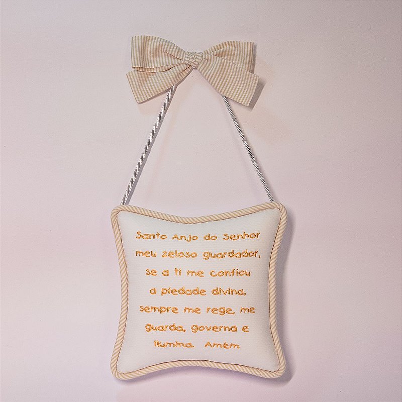 Almofadinha Bege com Oração do Santo Anjo para Pendurar