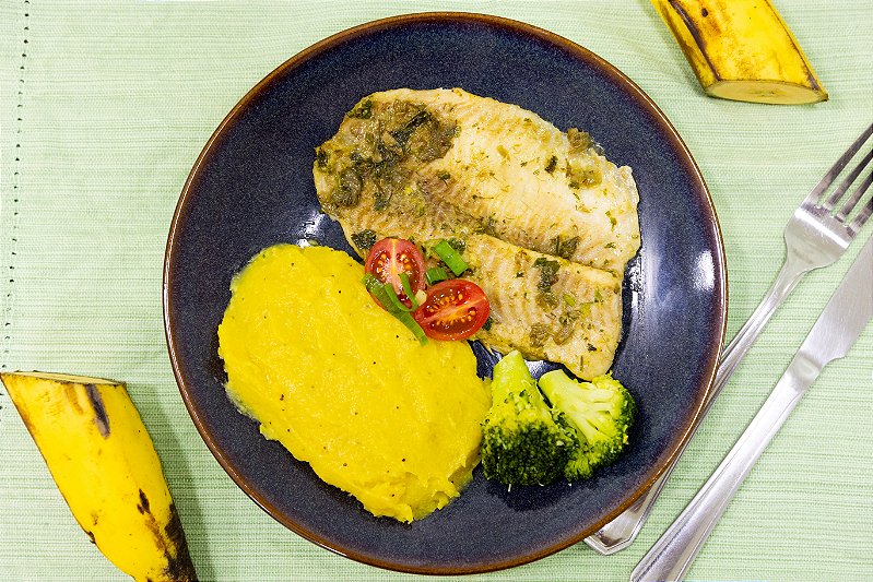 Tilápia Assada com Purê de Banana da Terra e Brócolis Alecrim Gourmet