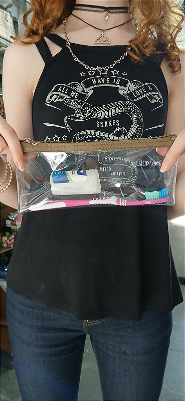 Necessaire transparente para escova de dente e pasta dental.