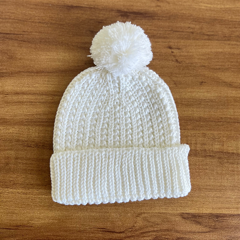Gorrinho Branco em Tricot com Pompom