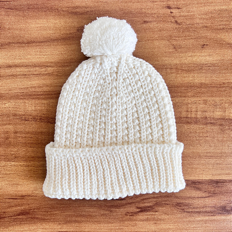 Gorrinho Off White Tricot com Pompom