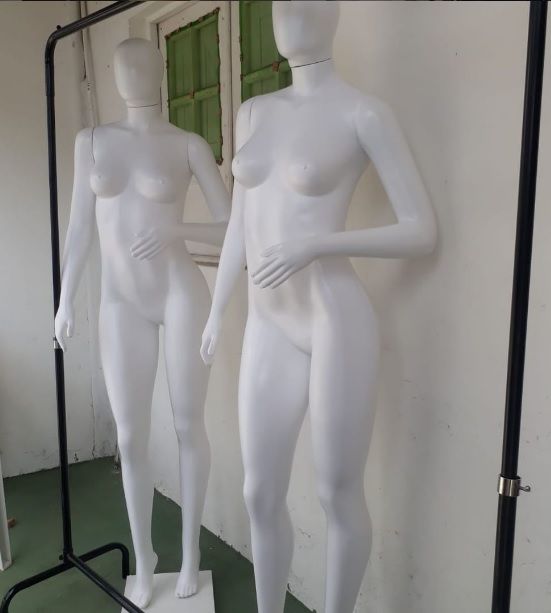 Manequim Feminino com Pose Branco Completo - Araras Recife