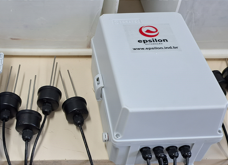 Sistema de monitoramento local com 4 (quatro) sensores de umidade, salinidade e temperatura do solo (comunicação USB)
