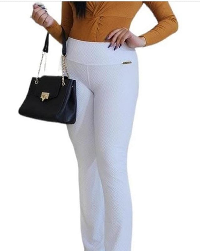 Calça Branca CalÇa Flare Com Camisa Amarrada Na Cintura Calça