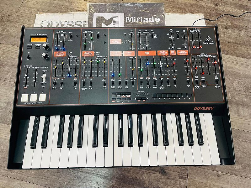 BEHRINGER ODYSSEY アナログシンセ Sintetizador Analógico Behringer Odyssey - Produto Seminovo
