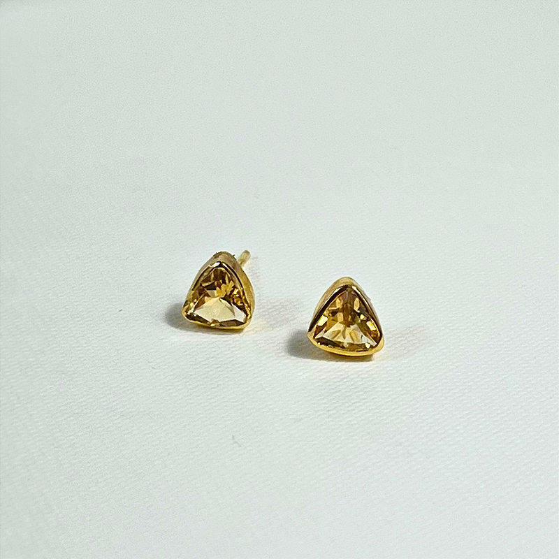 BRINCO STUD TRIANGULO CITRINO