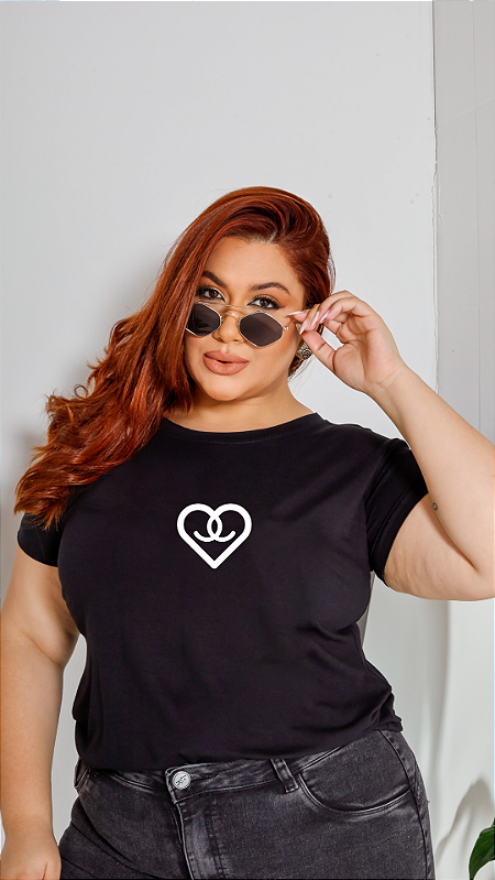 T-SHIRT PLUS SIZE CORAÇÃO CHANEL DTF XG - Dallas T-shirts