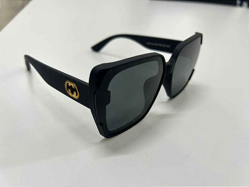 Óculos Oversized Preto Fosco com Logotipo Dourado