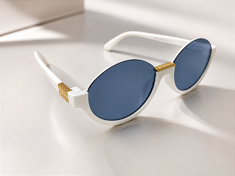 Óculos Oval Branco com Lentes Azuis e Detalhes Dourados