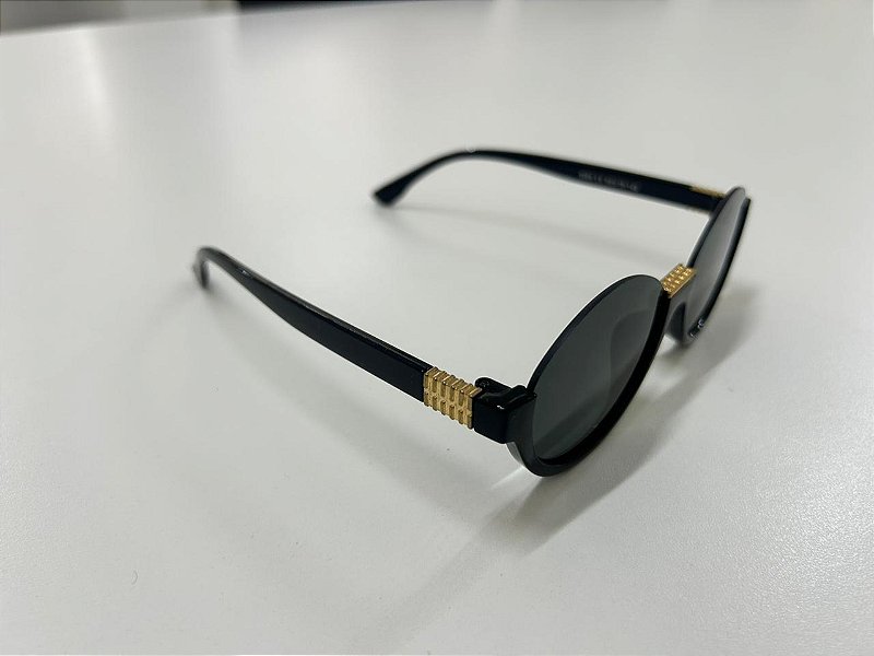 Óculos Oval "Cat-Eye" Preto com Detalhes em Ouro Texturizado