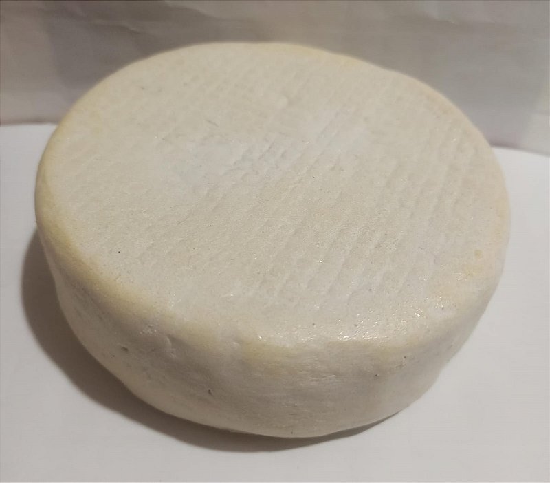 Queijo Minas meia cura inteiro artificial para decoração.