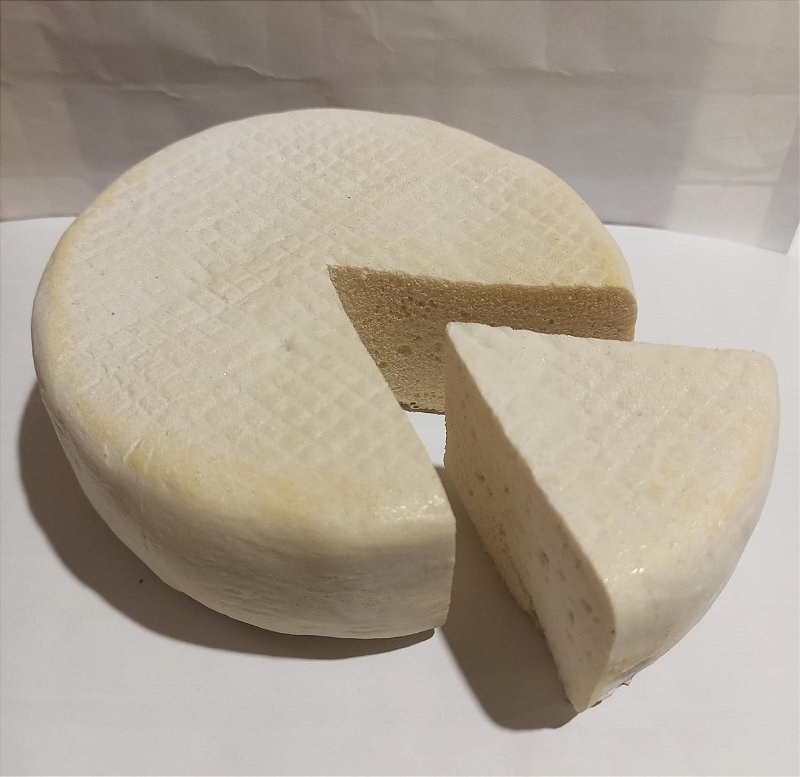 Queijo Minas Meia cura cortado com fatia artificial para decoração.