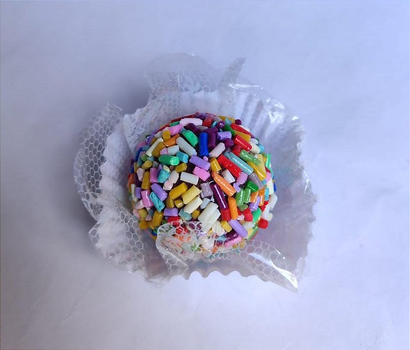 Brigadeiro Colorido artificial para decoração.