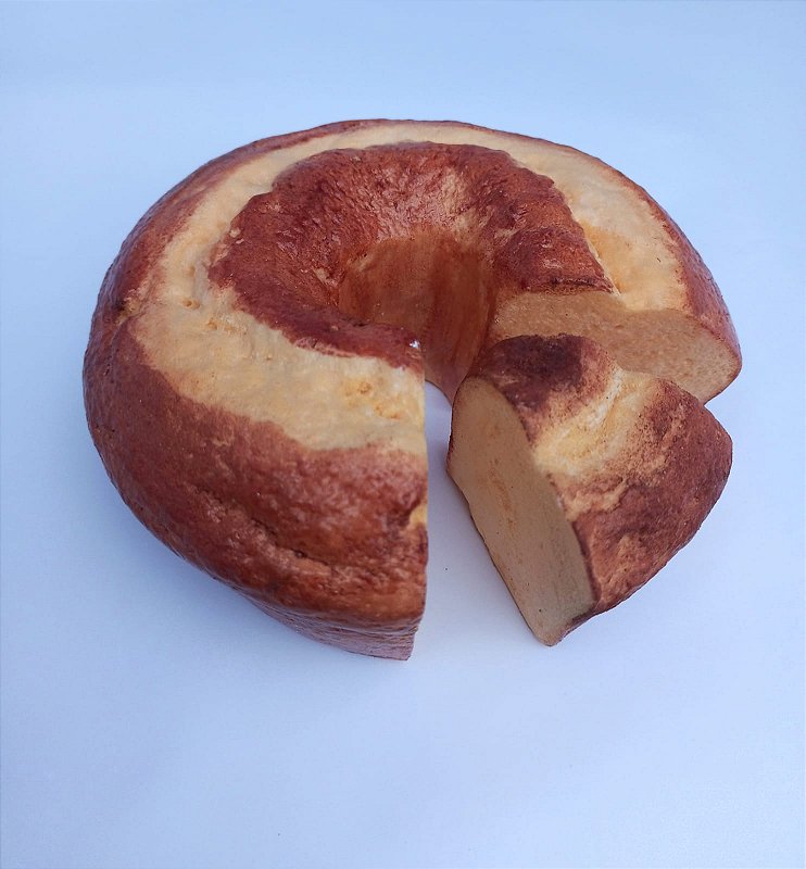 Bolo Caseiro Cortado artificial para decoração.