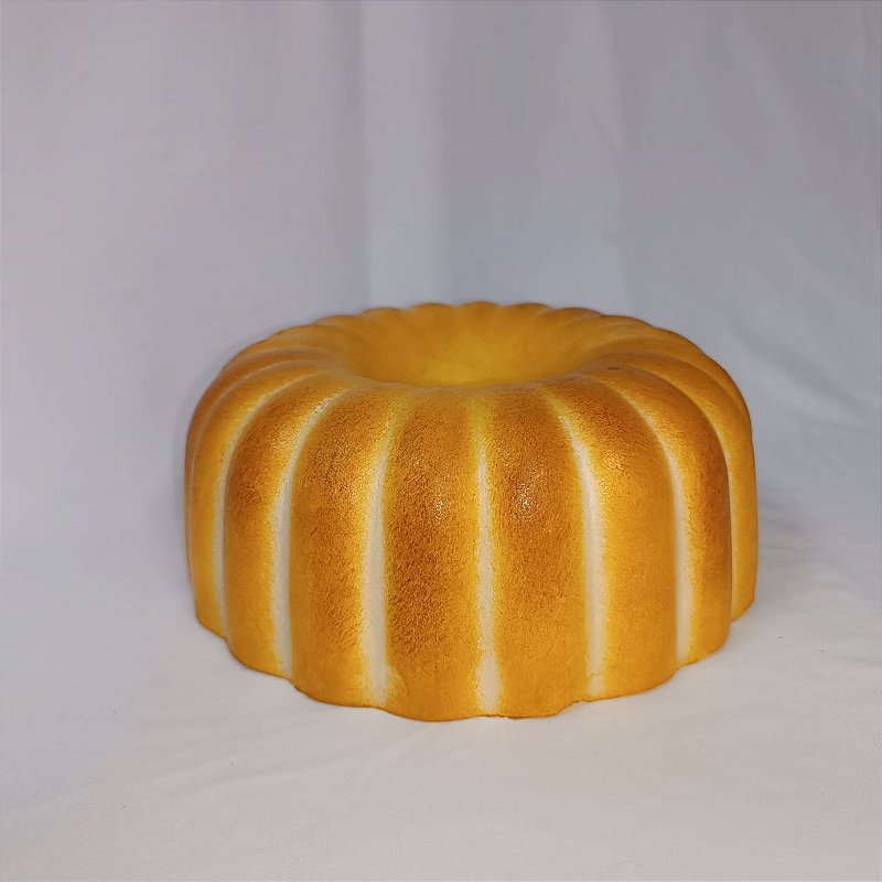 Bolo Frisado artificial para decoração.