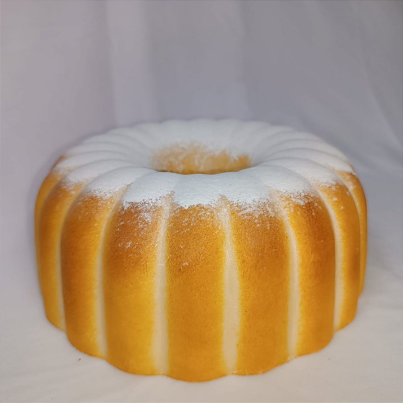 Bolo Frisado com Cobertura artificial para decoração.