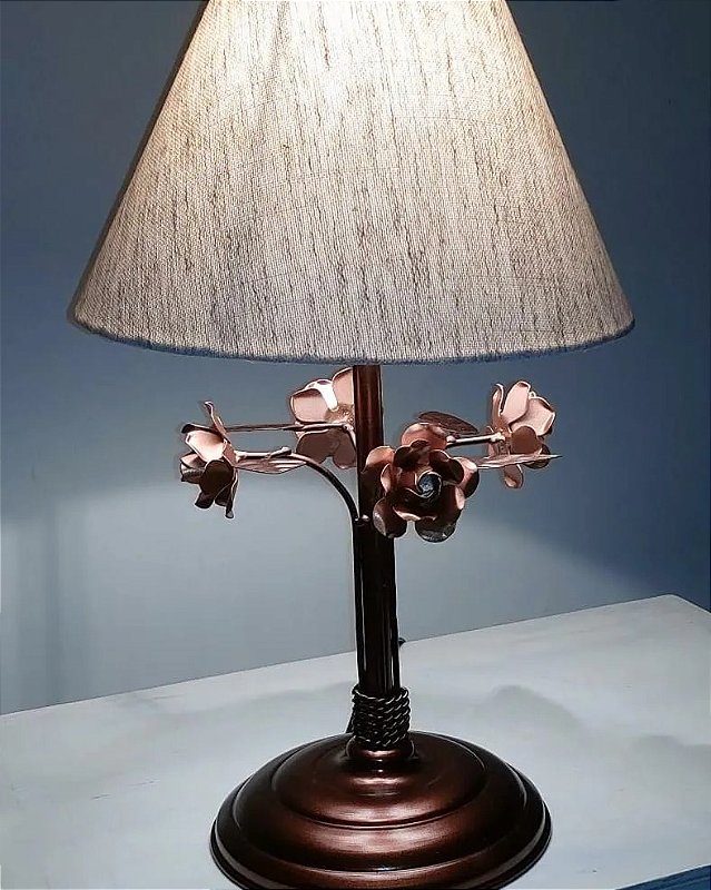 Luminária Coisas da Geo Artesanato mineiro e Móveis de demolição.