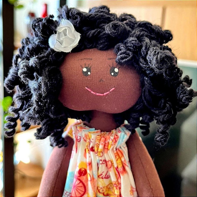 Boneca preta de Cabelo Cacheado PRETO Artesanal "Amor em Cada Detalhe" - Decoração Alegre e Presente Encantador!