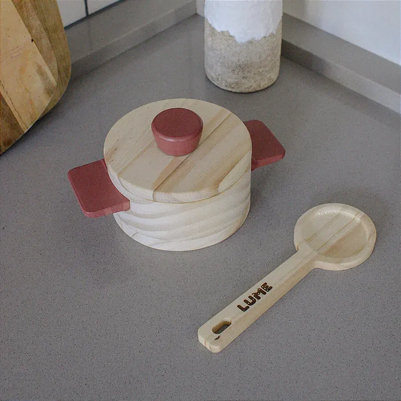 Panela e colher de pau de madeira, tom terracotta, Lume Brinquedos
