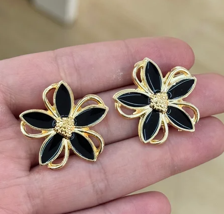 Brinco 5 Pétalas Preta