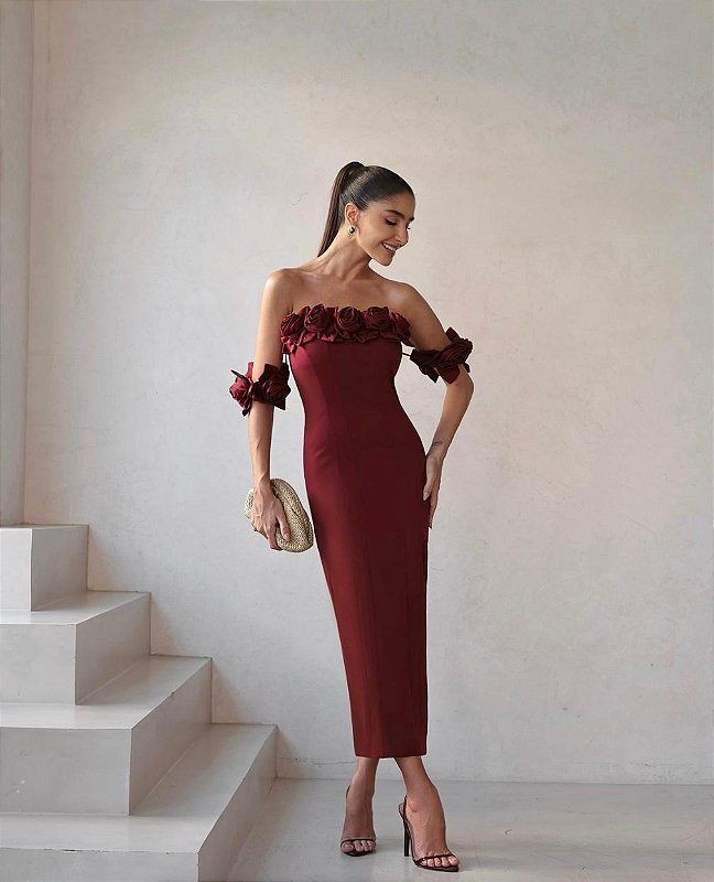 Vestido midi tomara que caia rosas no busto e mangas soltas