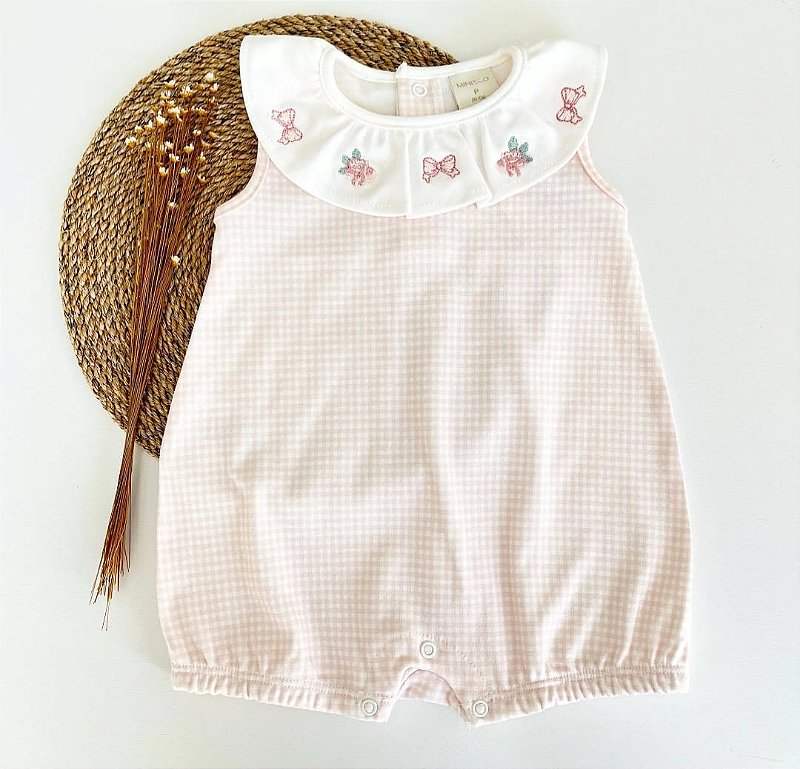 Macacão curto regata flores e laços