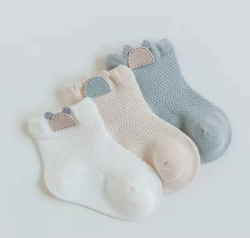 Meia cano médio Branca com aplicação ursinho