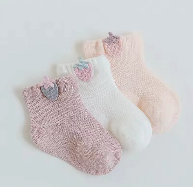 Meia cano médio Branca com aplicação MORANGO