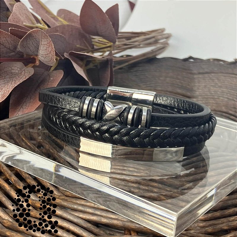 Bracelete Triplo em Couro Trançado e Detalhes em Aço Inox