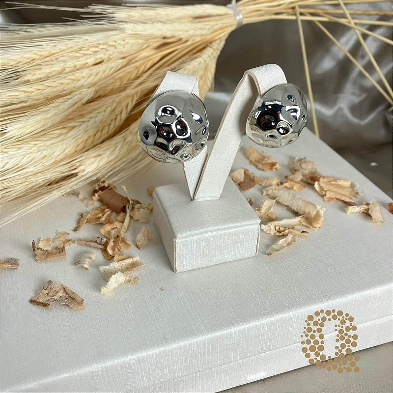 Brinco Redondo Detalhado Banho Ródio Branco