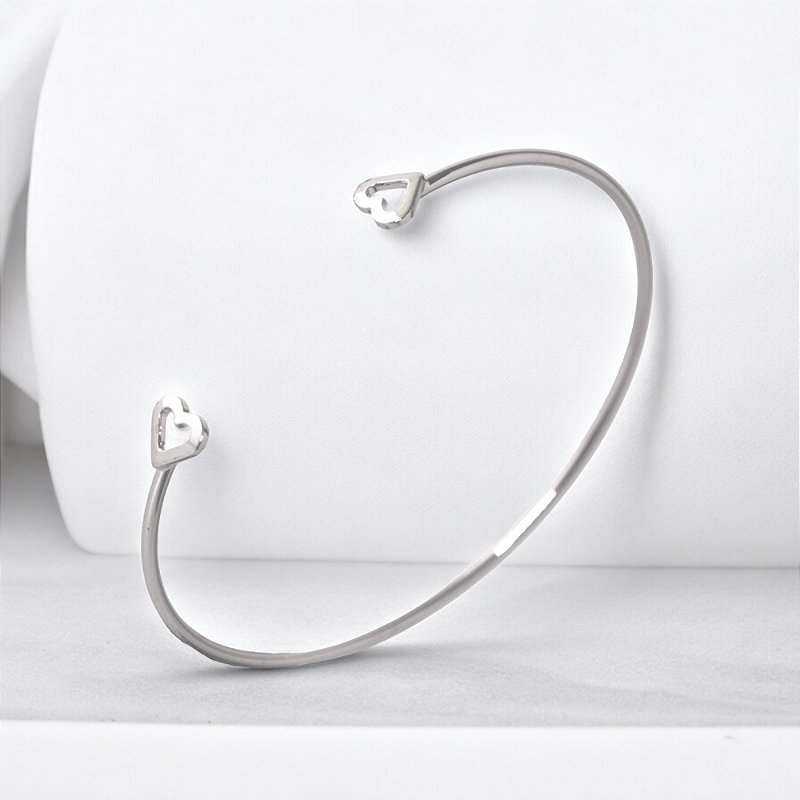 Bracelete Liso Regulável Coração Vazado Banho Ródio Branco