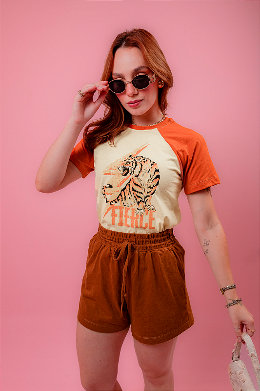 T-SHIRT RAGLAN - TIGRE - OFF/TERRA - Bem-vinda Stylosa!