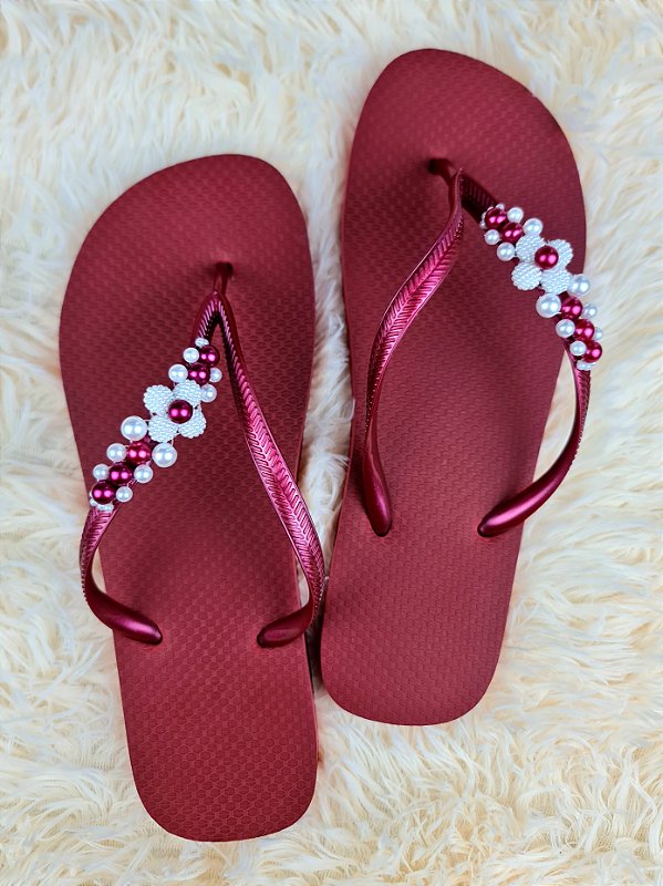 Chinelo de pedrarias na lateral