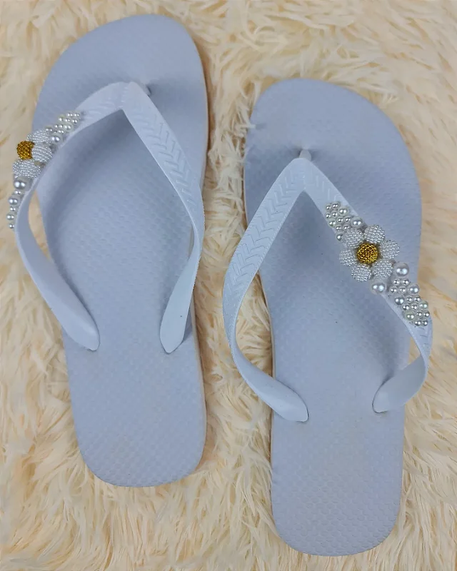 Chinelo de pedrarias na lateral