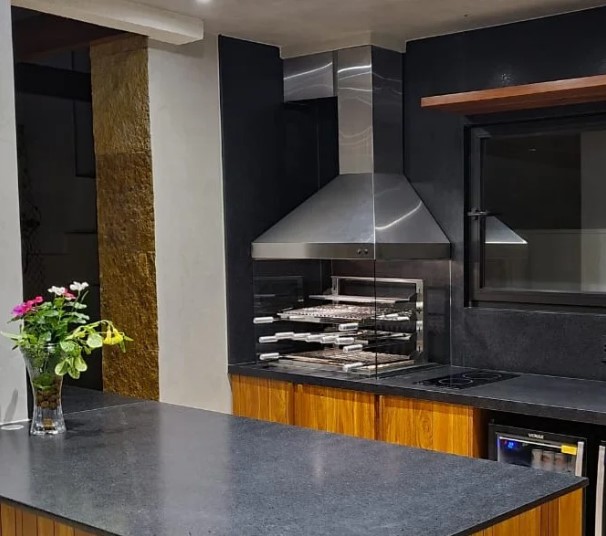 Churrasqueira Gourmet Média Completa Inox 304 Coifa 3 Águas com Vidros Incolor Lateral 5 espetos Grelha Moeda Suporte Suspenso Exaustor Duto e Capa
