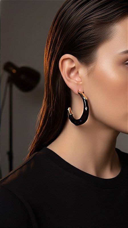 Brinco Argola Resina Preta Detalhe Dourado