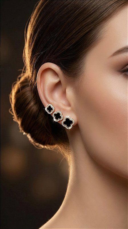 Brinco Trio Insp Van Cleef Alhambra Resina Preta Cravejado Dourado