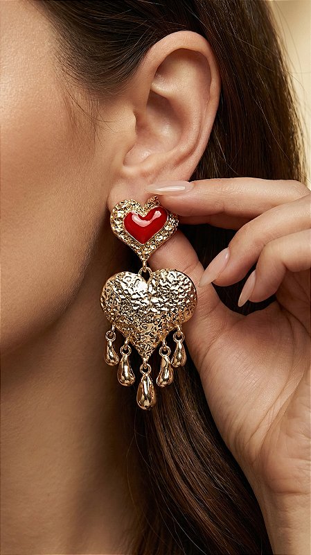 Brinco Detalhe Coração Resina Vermelho Dourado
