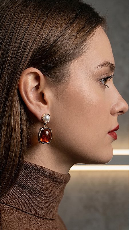 Brinco Pendurado Mix Pérola e Resina Marrom Dourado