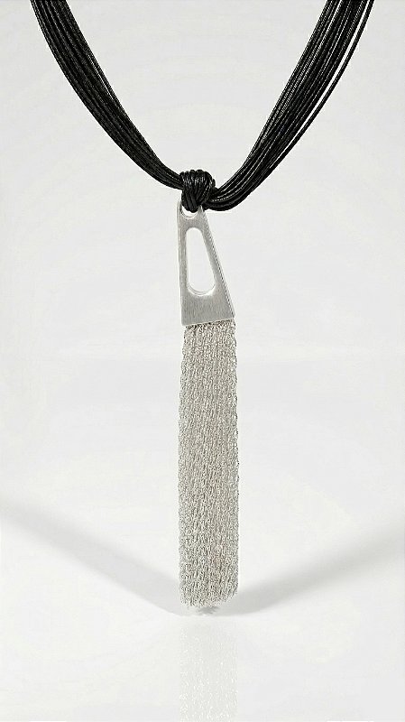 Colar Alongado Couro Sintético Preto Pingente Metal Franjas Escovado