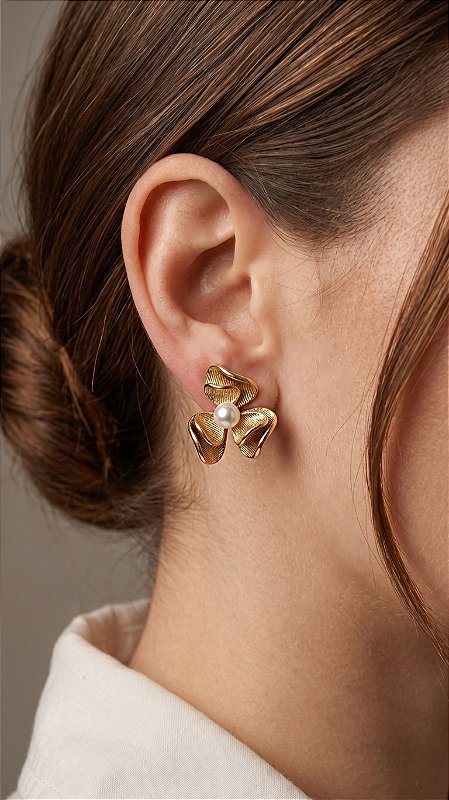 Brinco Flor Miolo Pérola Aço Dourado