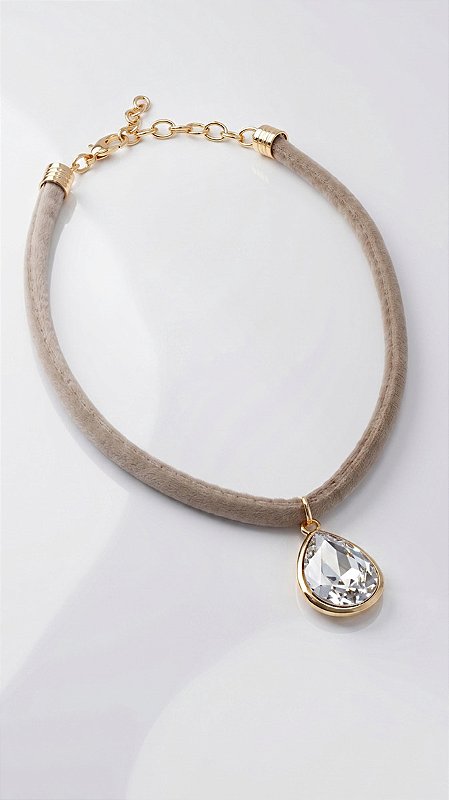 Colar Veludo Bege Pingente Gota Cristal Dourado
