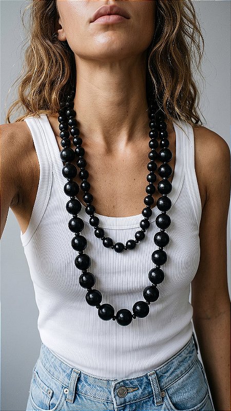 Colar Alongado Voltas Maximalista Esferas Resina Preto