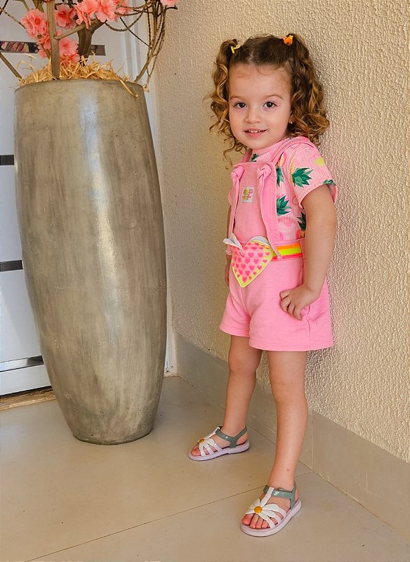 Jardineira Rosa com Blusa de Abacaxi