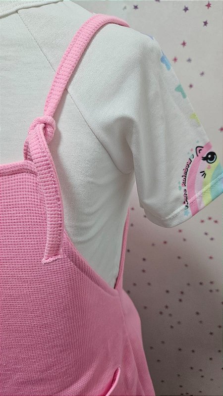 Jardineira Rosa c Blusa Branca detalhes Manga Arco Iris