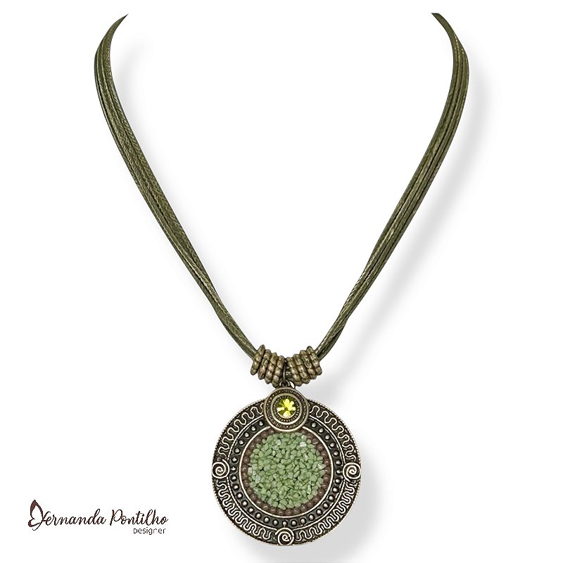 Colar curto c/ cordão, mandala c/ cascalho e pto de luz - verde oliva 11880