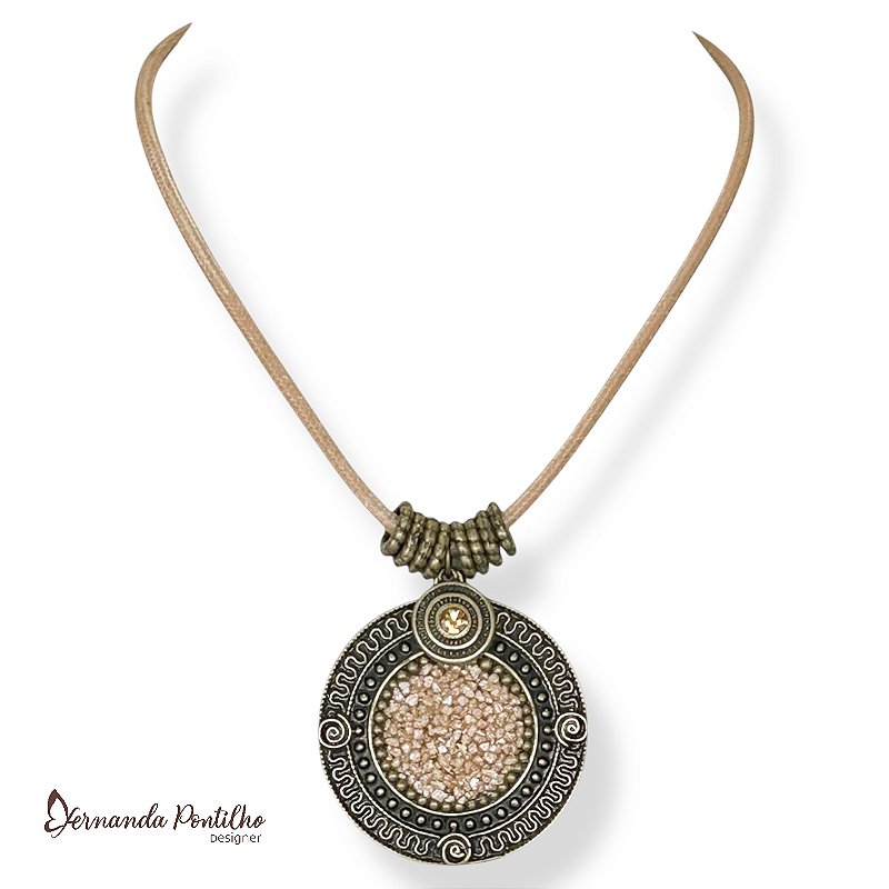 Colar curto c/ cordão, mandala c/ cascalho e pto de luz - bege e dourado 11648